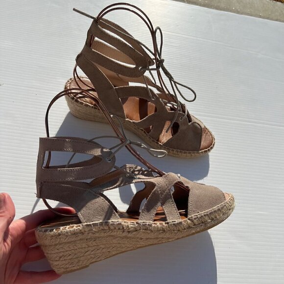 Andre Assous Deanna Gladiator Style Espadrille Wedge Sandals Size 9 Taupe Suede - Picture 2 of 14